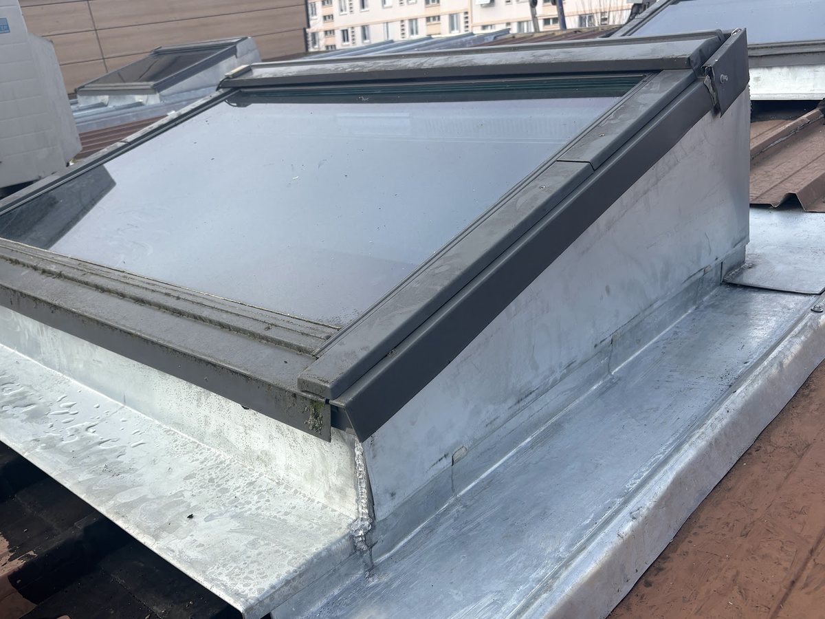 Fenêtre de toit et raccord zinc — Charli Couverture